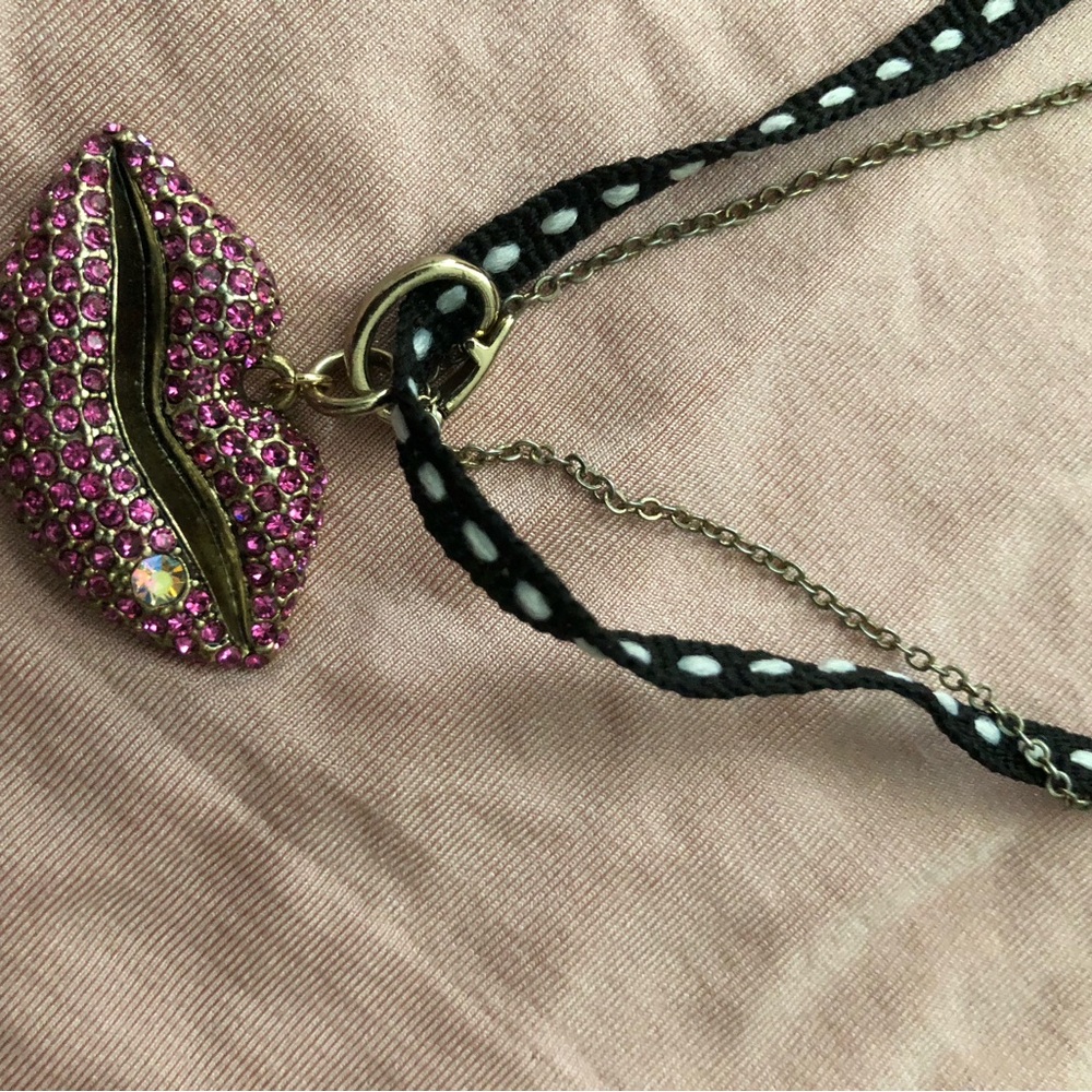 Betsey Johnson rhinestone hot pink lips necklace